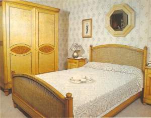 Das Schlafzimmerbett wurde mit einem Abschluss aus Thonetmaterial versehen.